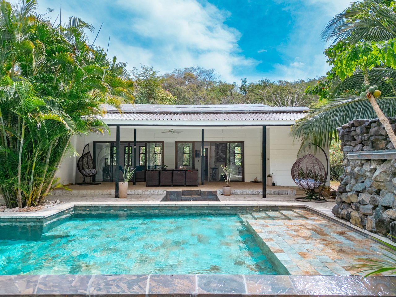 V-Iguana Finca Panamá poolside villa near Tamarindo with tropical courtyard and private pool