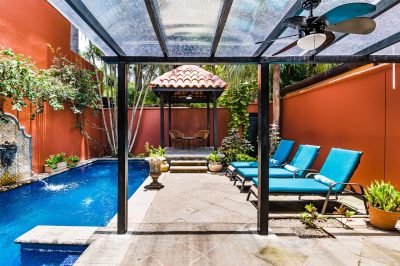 Villa Cerca del Mar 5 private courtyard with pool, fountain and lounge area in Tamarindo Costa Rica
