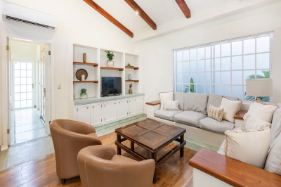 Monte Perla 13 Tamarindo living room with seating and natural light, Tamarindo condo near beach Costa Rica