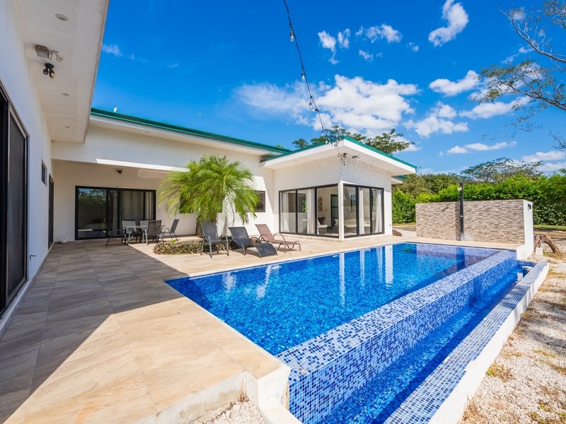 Finca Panama modern home with infinity pool and patio in Tamarindo, ideal as an investment property with Airbnb potential